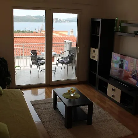 Apartment In Mit Mobliertem Balkon *