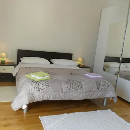 In Mit Mobliertem Balkon Apartment *